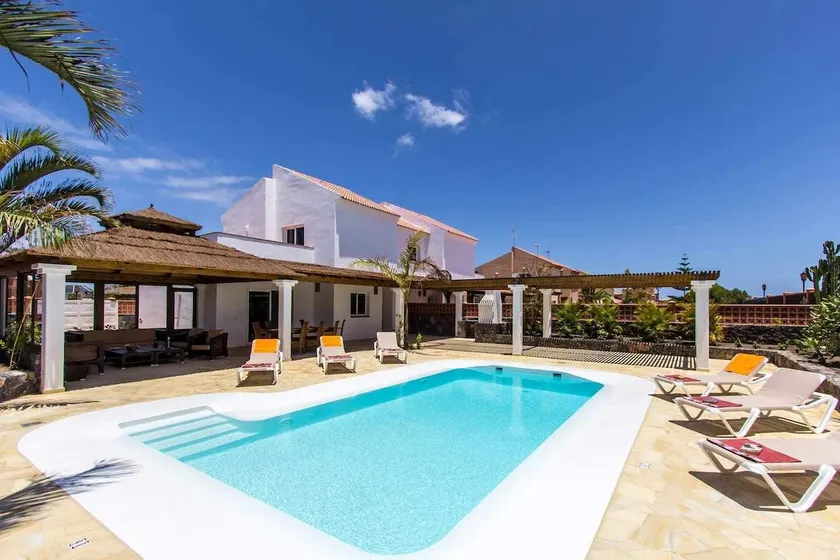 Villa familiale spacieuse et sous licence avec piscine privée chauffée dans un emplacement souhaitable - Image 1