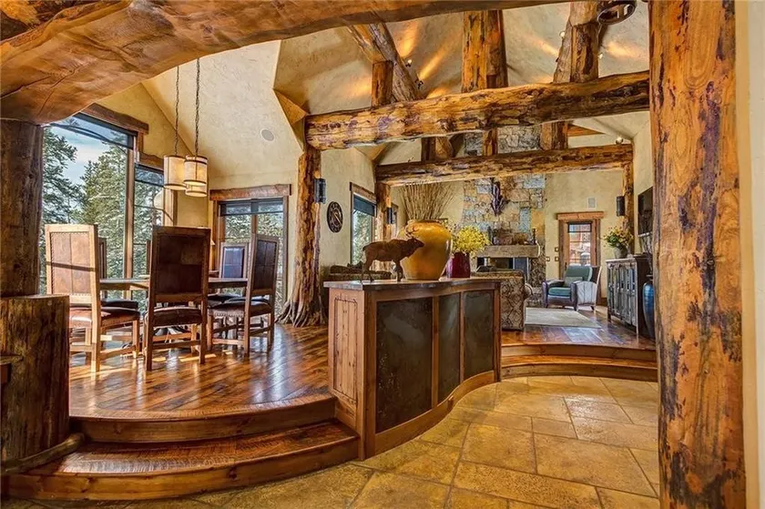 Rustic-elegance wrapped in custom mountain luxury, steps from Baldy Hiking Trail and shuttle stop - Image 1