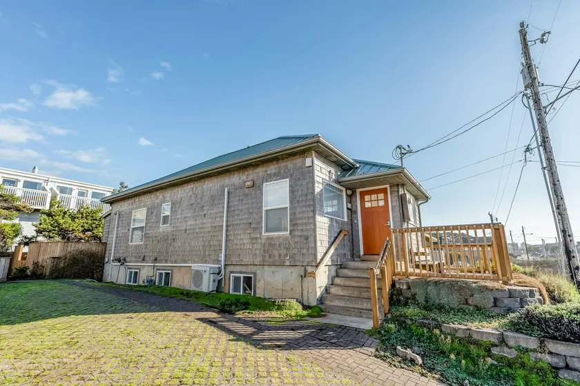 One block to the ocean & Nye Beach Sunny home with - Image 1