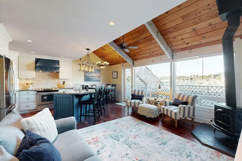Waterfront condo with bay views & shared gym - dog-friendly - Image 1