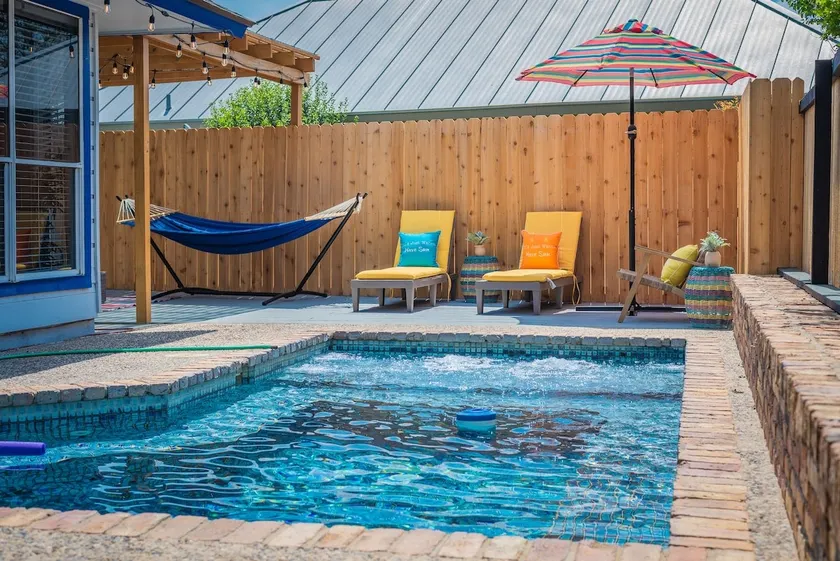 Belle maison en vert, quartier calme avec piscine et bain à remous - Image 1