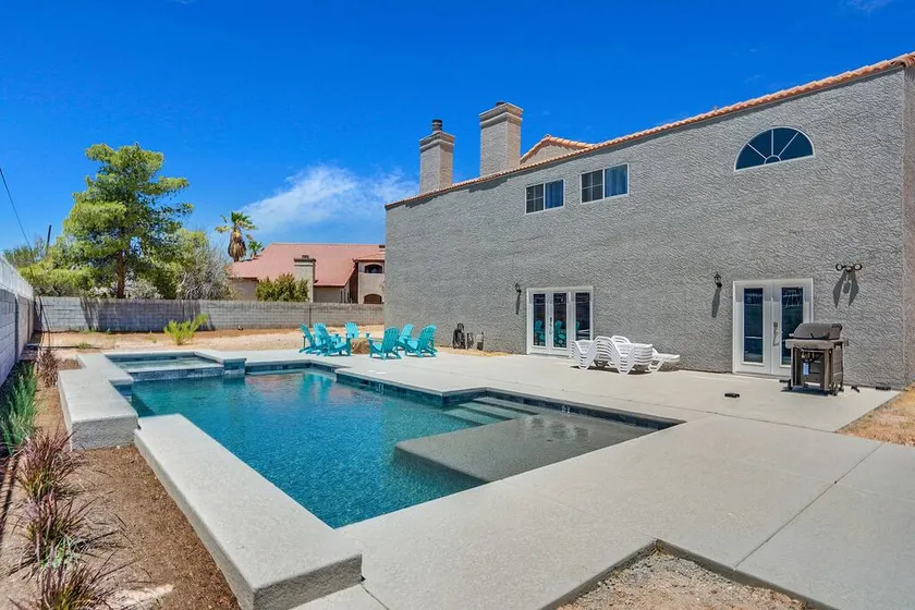 Grand Casa by Vegas-bnb 8 Bdr/4 Ba 19 Beds - Image 1