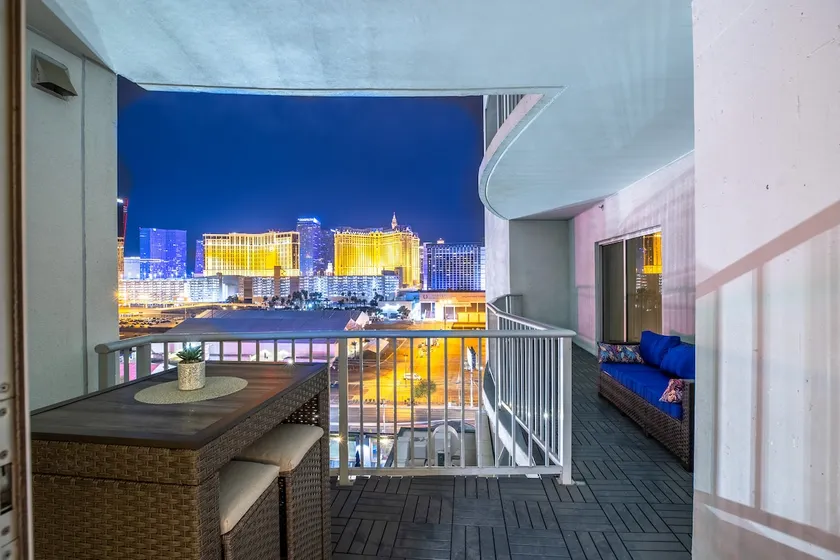 2100 SqFt Penthouse Suite W/ Strip Views! POOL GYM - Image 1