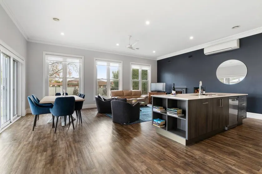 'Barton House' - Ideal Location, Stroll to CBD - Image 1