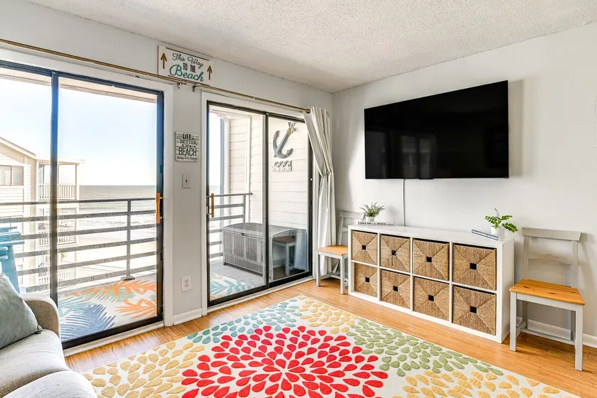 Condo confortable en bord de plage avec WiFi, vues et accès piscine - Image 1