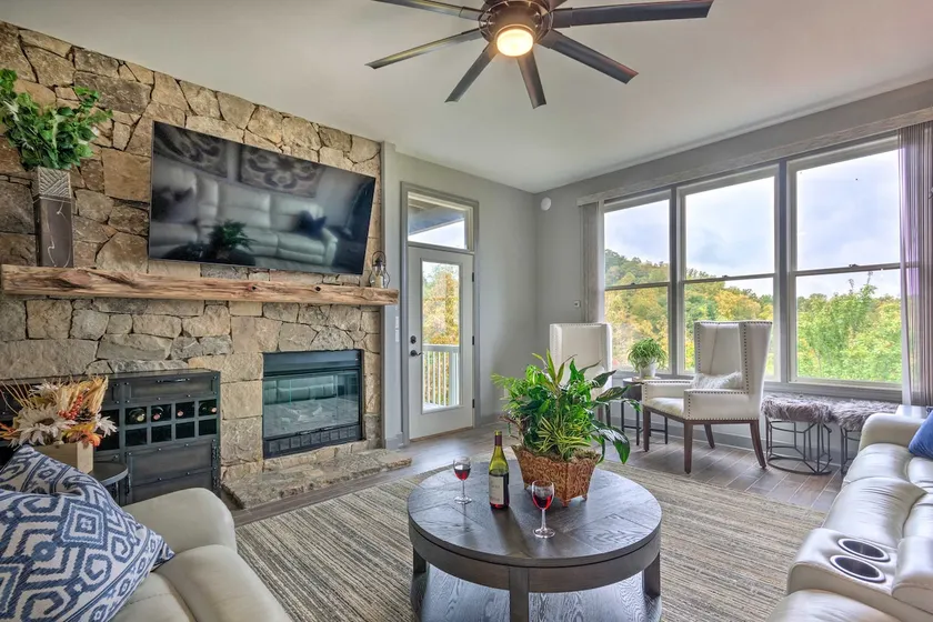 Surrounding Mtn Views! Modern Smokies Retreat - Image 1
