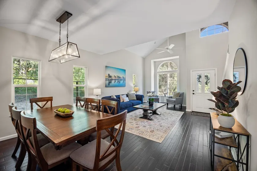 Serene and Stylish 3BD/2.5BA House Near Wineries - Image 1