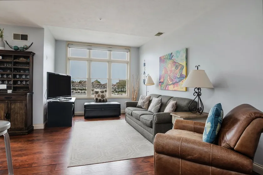 Fully Updated Marina View Condo - Image 1