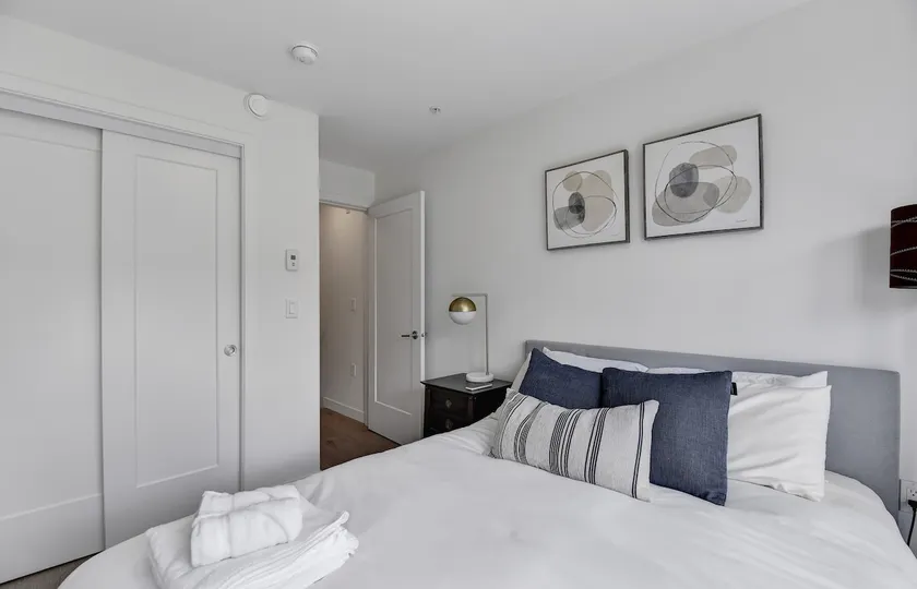 Stunning 1BD Lonsdale Quay Eco-Suite! - Image 1
