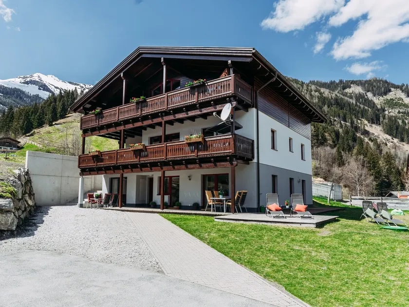 Modern holiday home near the slopes - Image 1