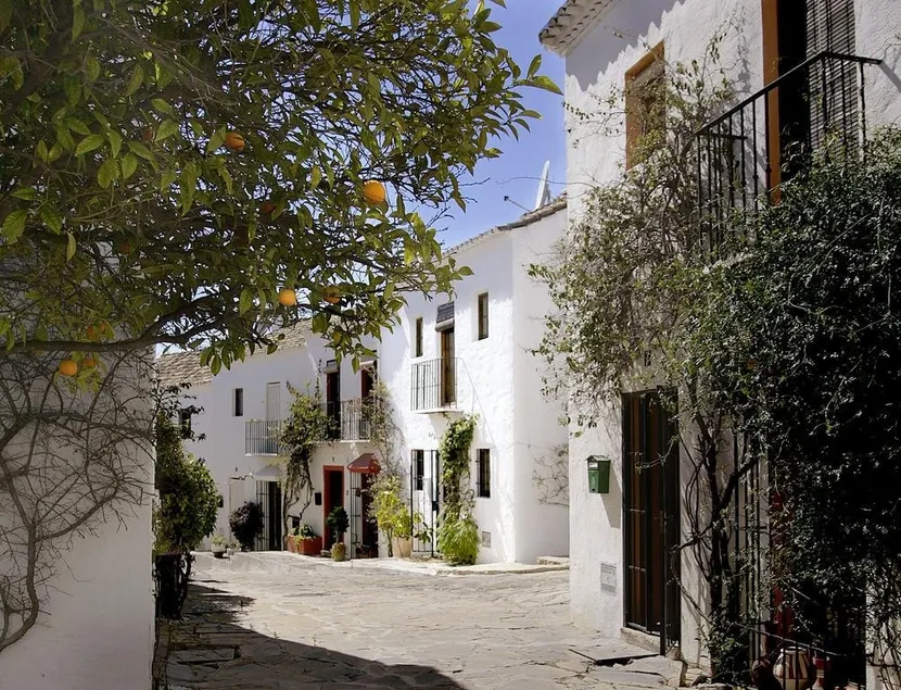 En- Cozy Andalusian Style Townhouse In Marbella - Image 1