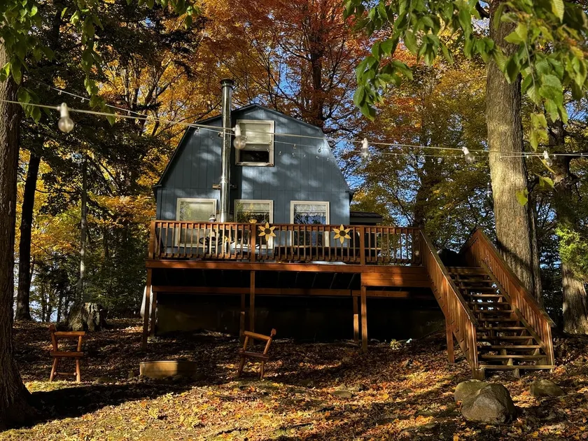 ***RUSTIC RETREAT***Peaceful, cozy cabin, with beautiful fall lake views - Image 1