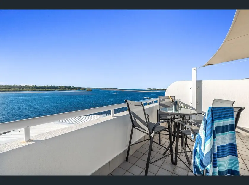 Penthouse with Private Roof top terrace- NOOSA - Image 1
