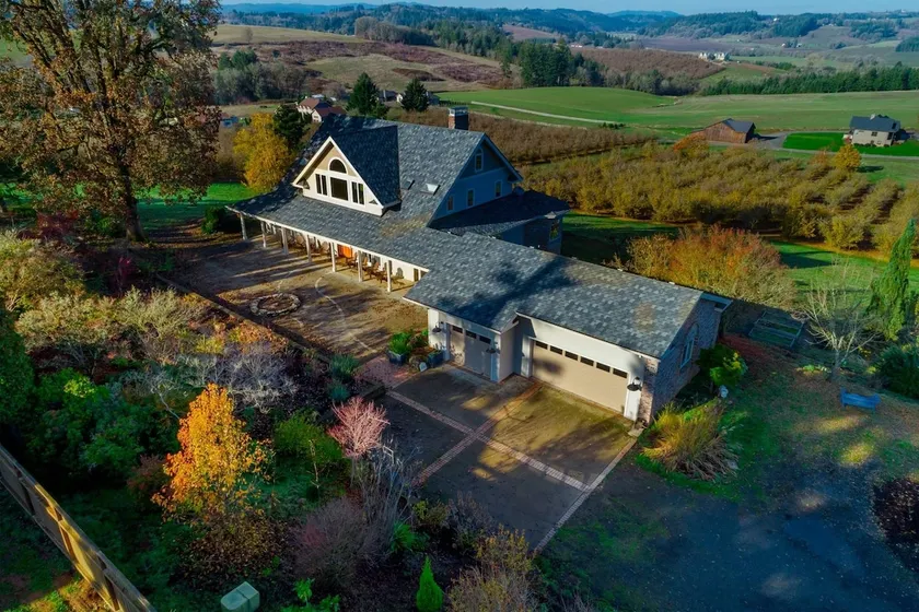 Breathtaking Valley Views, Pet Friendly, Huge Deck, Fire-Pit, Air Hockey, Ping Pong, Near Vineyards - Image 1