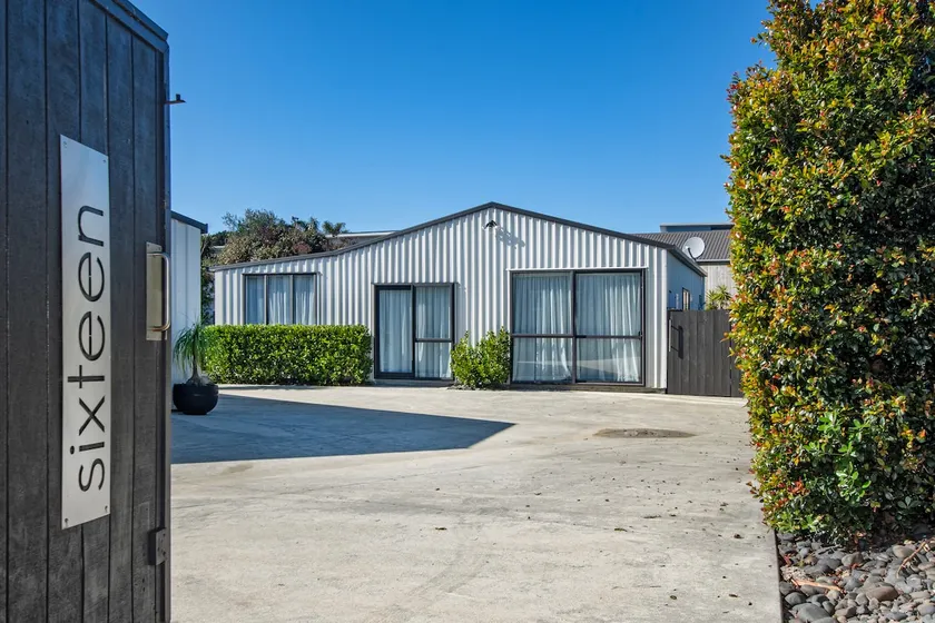 Sunnyside Spa Retreat - Mangawhai Holiday Home - Image 1