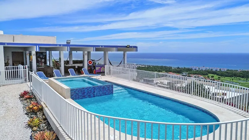 Aqua Green | Breathtaking views with a private salt water pool - Image 1