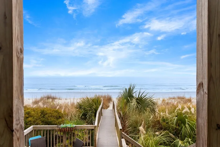 Hugo's Revenge - 4 Bedroom Beachfront! - Image 1