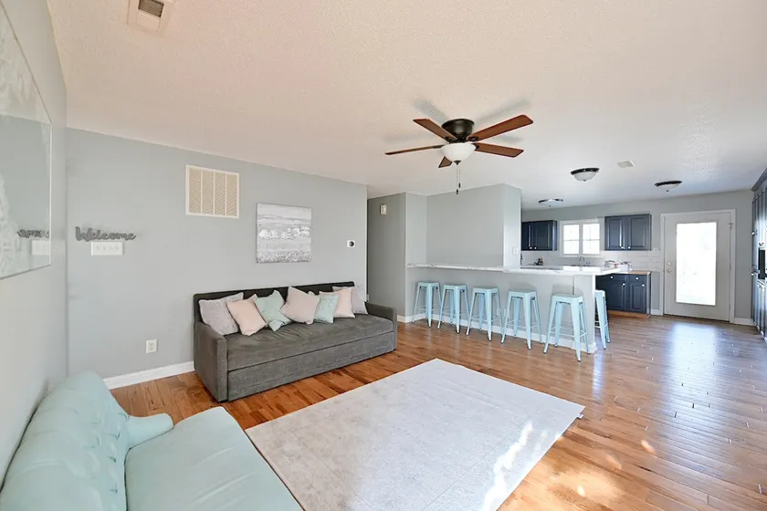 Clean Spacious Home | 3 Bedrooms | Close to Airport - Image 1
