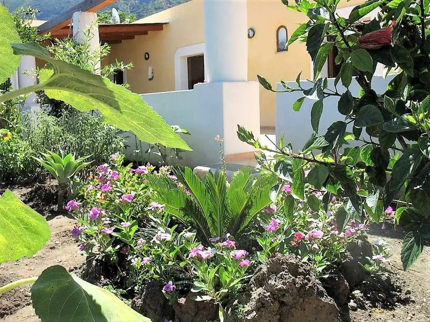 Casa Il Girasole, panoramica e a pochi passi dal centro di Malfa - Image 1