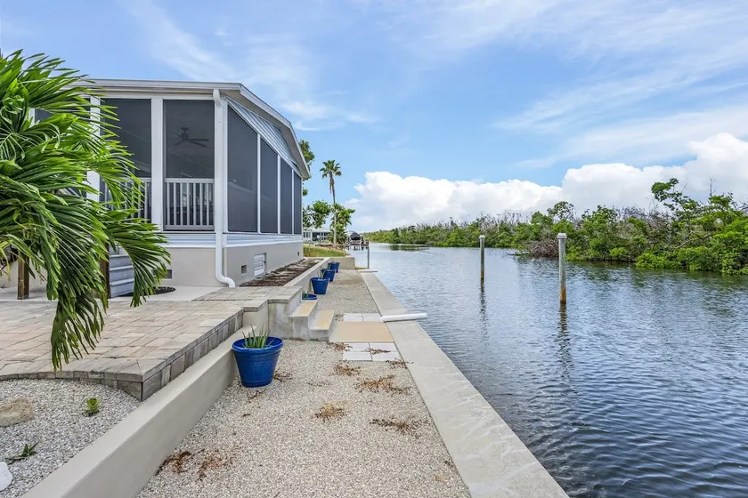 Welcome to Porchfish! 3/2 in St. James City! Boat lift & Beautiful Views! No Hurricane Damage - Image 1
