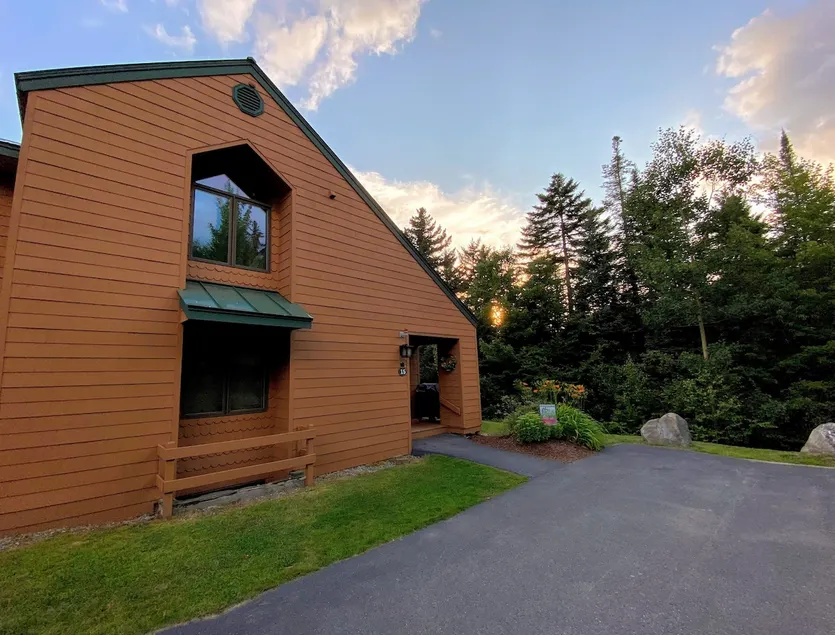 W15 Bretton Woods Townhome less than 1 mile from ski slopes, WiFi, fireplace, privacy! - Image 1
