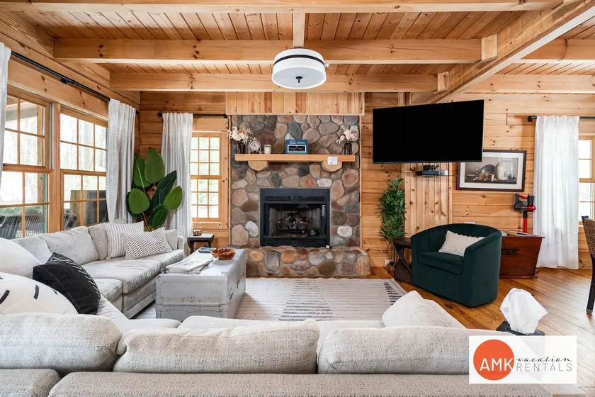 Wander Inn - Updated Log Cabin near shared beach - Image 1