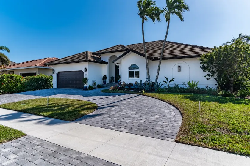 \"The Lighthouse\"  l  Gorgeous Waterfront 3 Bed with Quick Access to Gulf!! - Image 1