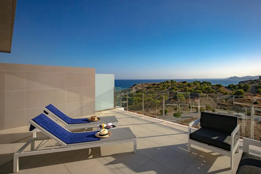 2-Bedroom Penthouse with Sea View and Solarium - Image 1