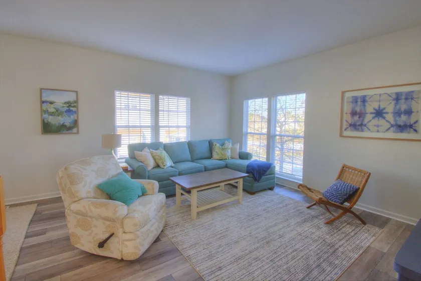 Spacious w/community pool, 9 min. drive to beach. - Image 1