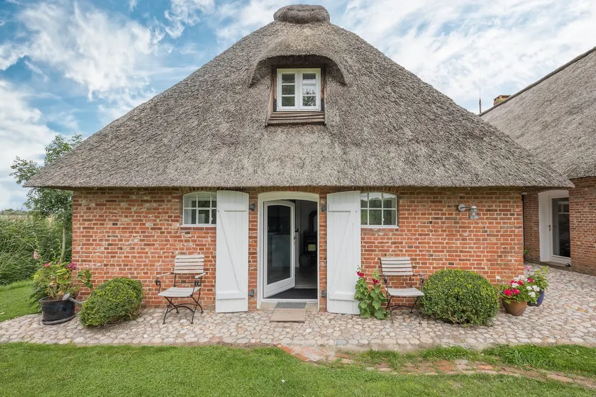 Small thatched cottage - Image 1