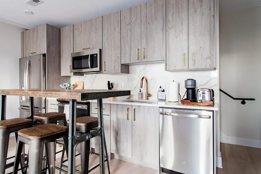 Chic 2-story Apartment in Superb DC Location - Image 1