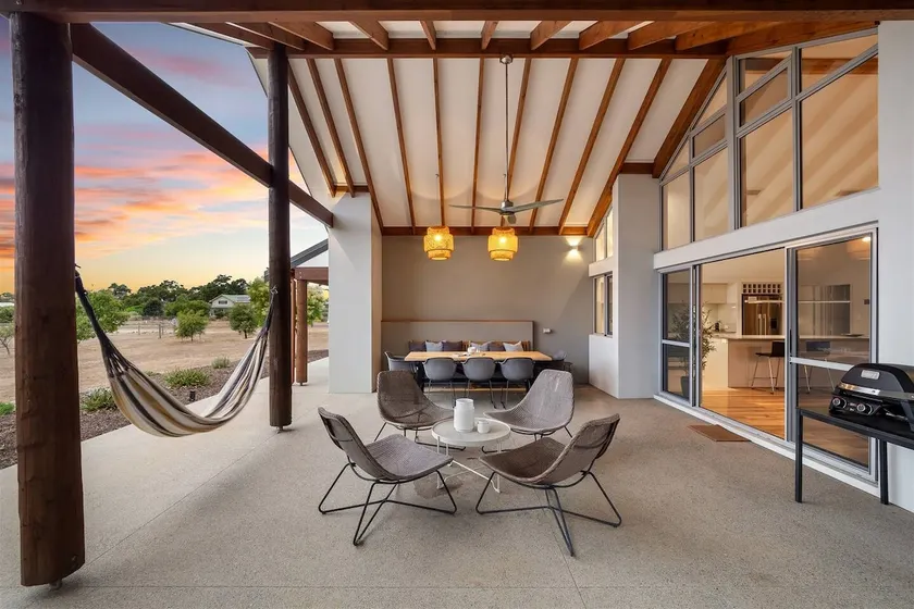 Amaroo Luxe Hinterland Farmhouse Studio - Image 1
