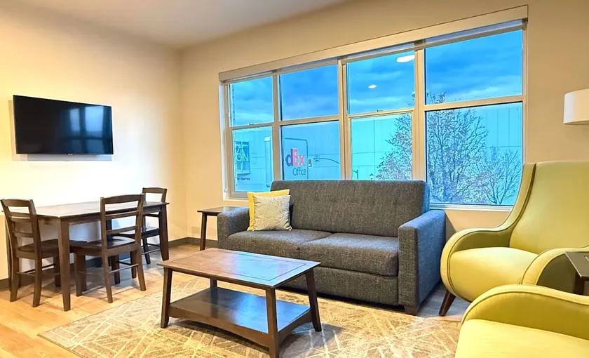 Remarkable 2 Bed Riverfront Park Travel Apartment - Image 1
