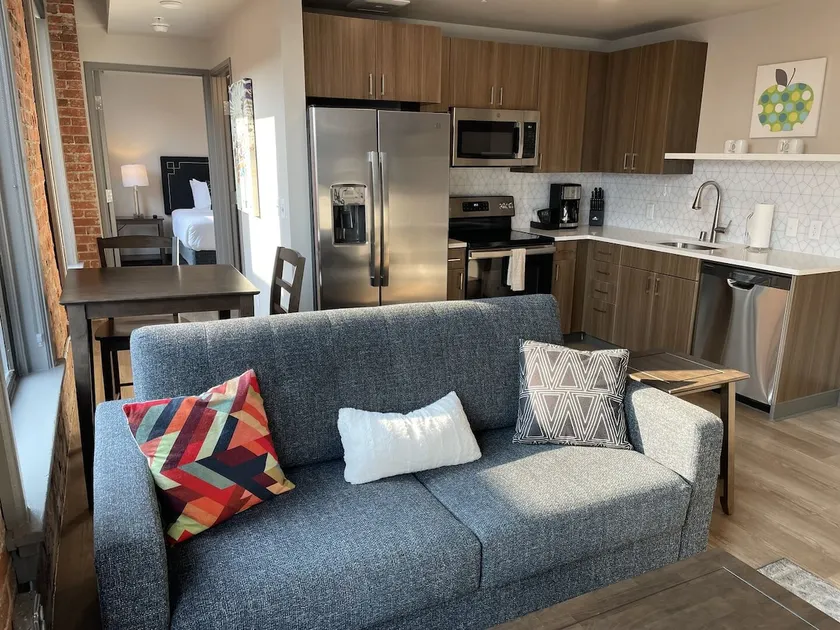 Marvelous 1 Bed Riverfront Park Travel Apartment - Image 1