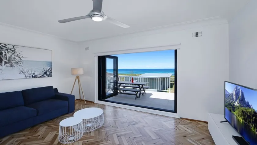 Elanora 3 - Beachfront Unit With Views! - Image 1