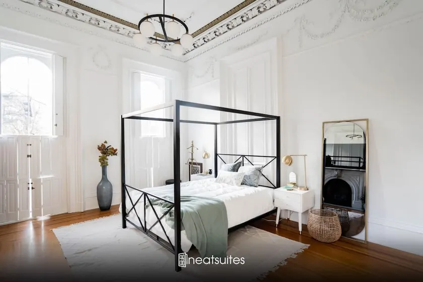 Walk to Stadiums & Downtown, Jet Tub, Historic Apt - Image 1