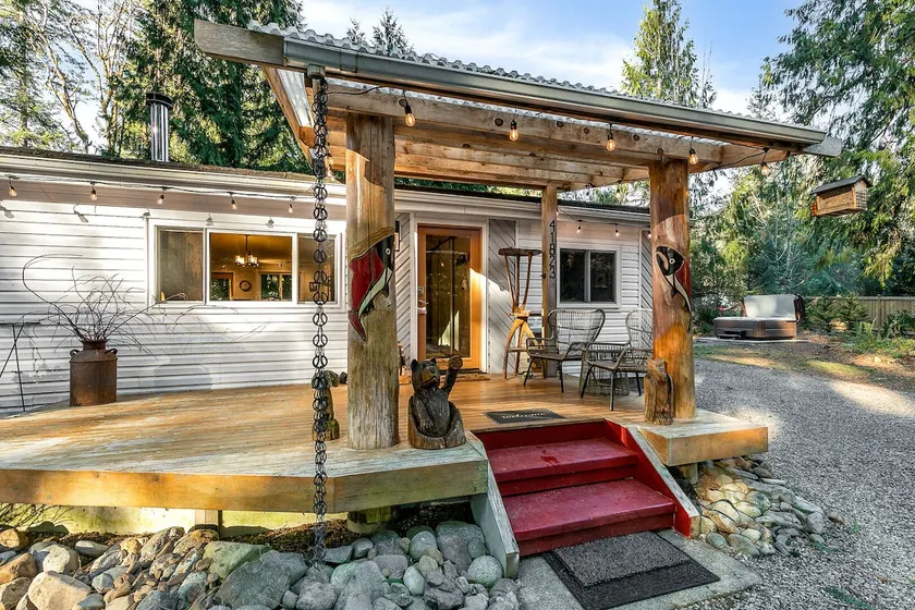 Wallace River Retreat: Riverfront acre w/ hot tub - Image 1