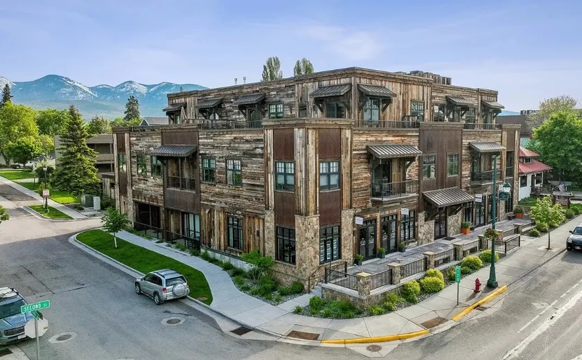 Immaculate condo steps to shops and restaurants! - Image 1