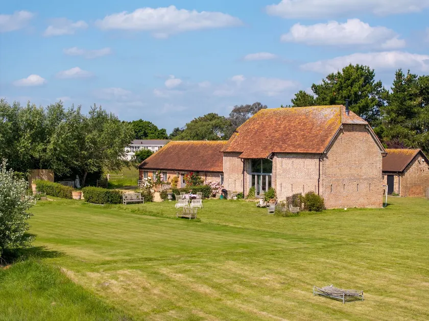 Gins Barn - Image 1