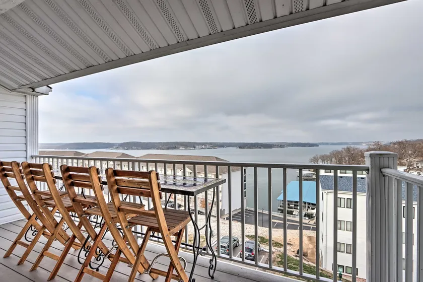 1 Mi to Dining! Lakeside Group Getaway in Ozarks - Image 1