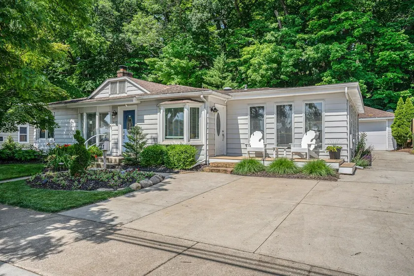 Fantastic Retreat Near the Lake with a Spacious De - Image 1