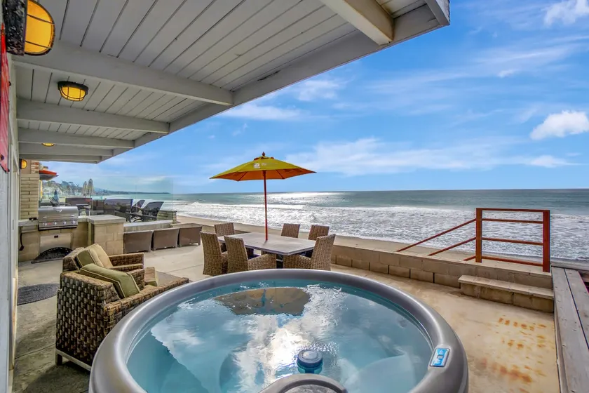 Oceanfront escape: 3BR, hot tub | STR14-0126 - Image 1