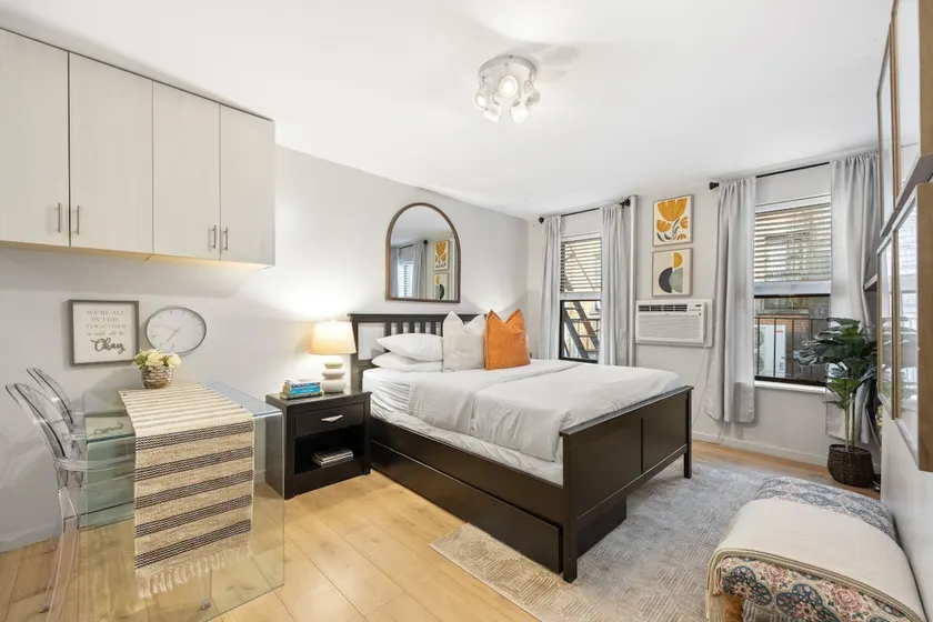 Studio Near Restaurants, Broadway, Shopping - Image 1