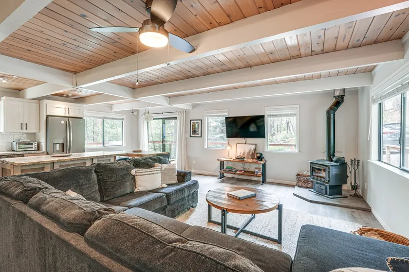 Family Cabin in Blue Lake Springs, Near Town! - Image 1