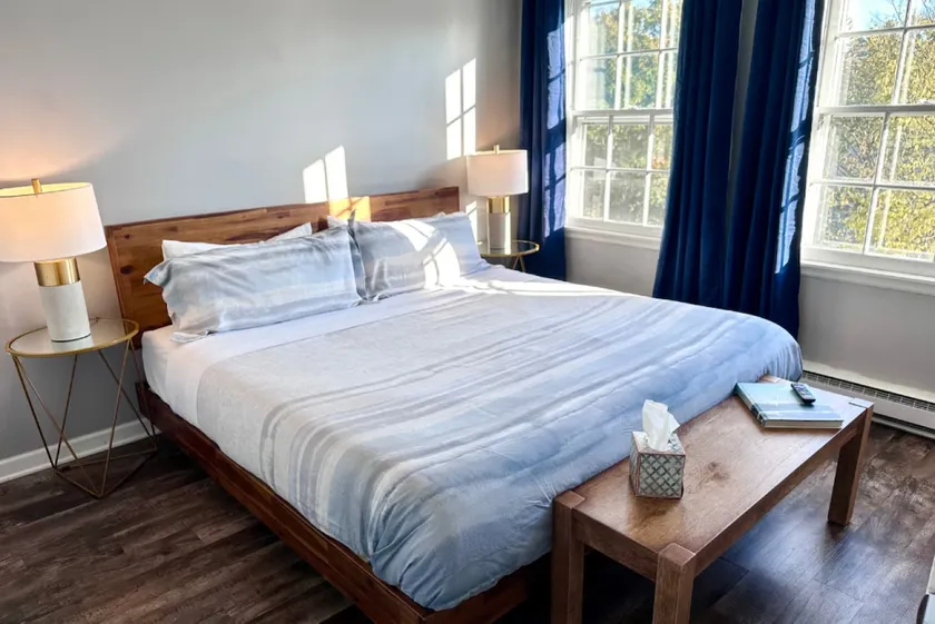 2BR Downtown Yorkville Apt by Fox River - Image 1