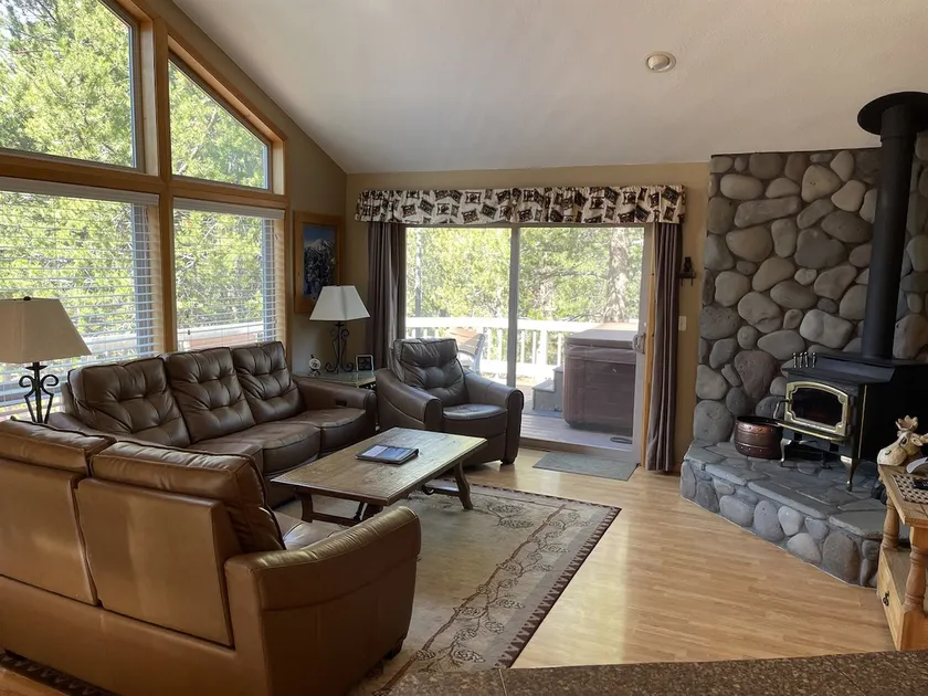 Hot tub, SHARC passes, A/C, bikes + quiet Sunriver location near river/trails - Image 1