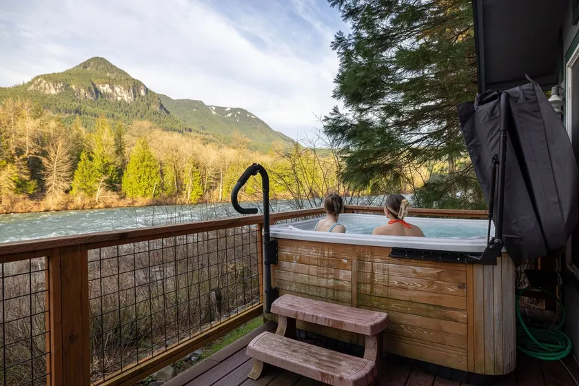 Miracle Mountain Lodge: 2 bedroom riverfront w/ hot tub, mountain view, WIFI, fireplace - Image 1