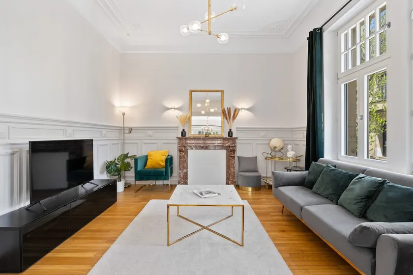 Sleek and Sophisticated in Prime Location - Image 1