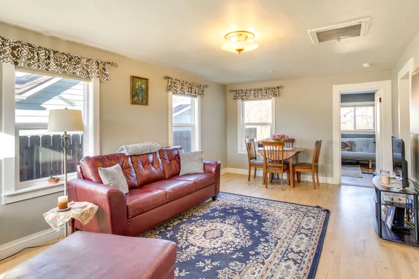 Adventure Home Base - 7 Blocks to Downtown! - Image 1