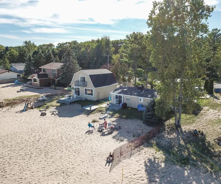 Beach Club of Oscoda - The Lakeshore Cottage - Image 1